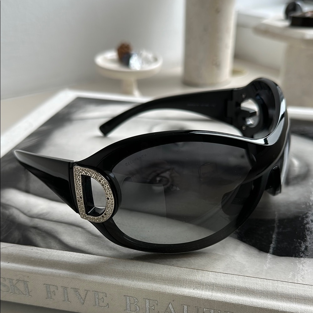Elegant Black Sunglasses with Crystal Accent